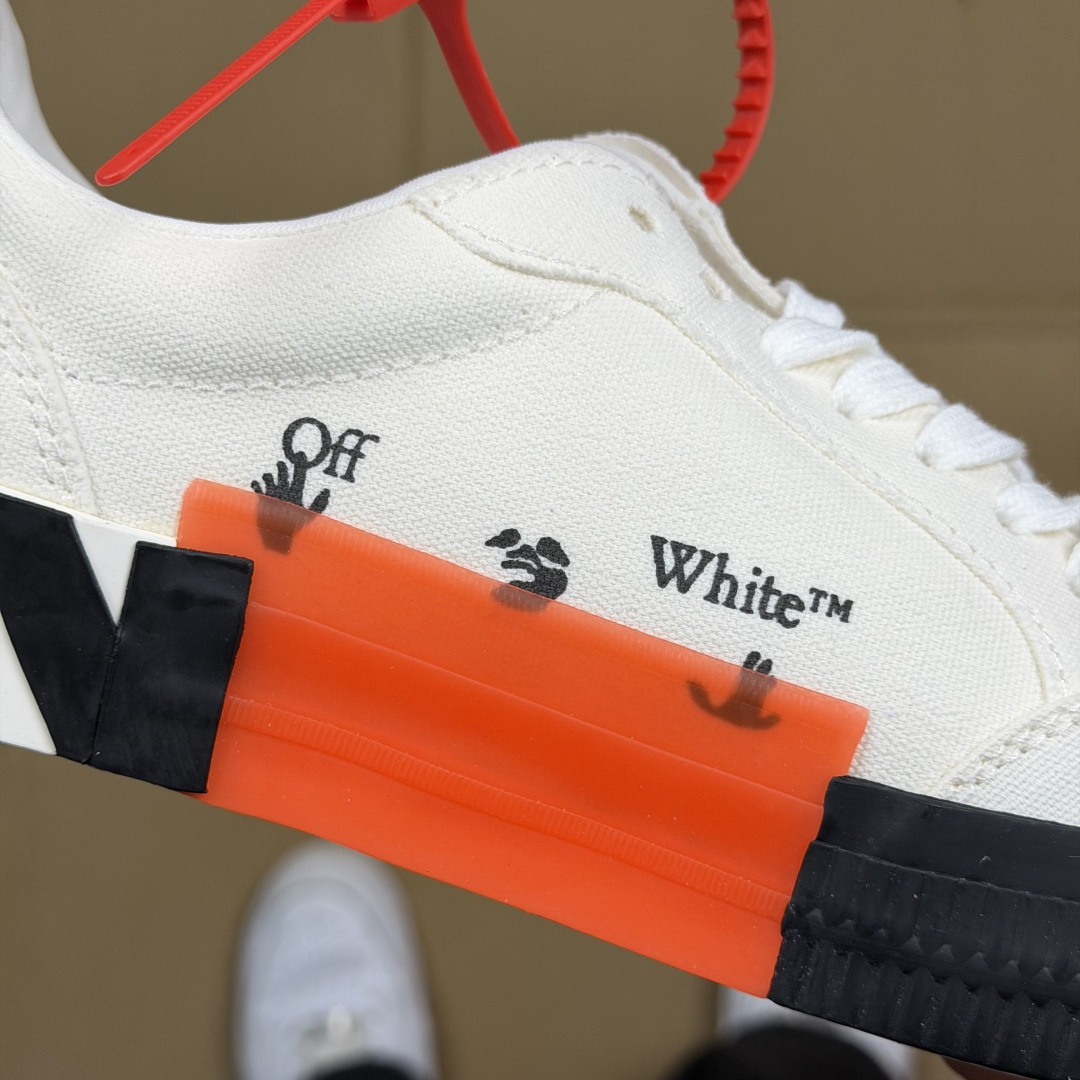 OW低帮板鞋 帆布鞋系列OFF-WHITE 经典标识减速带设计白紫尺码：36 37 38 39 40 4