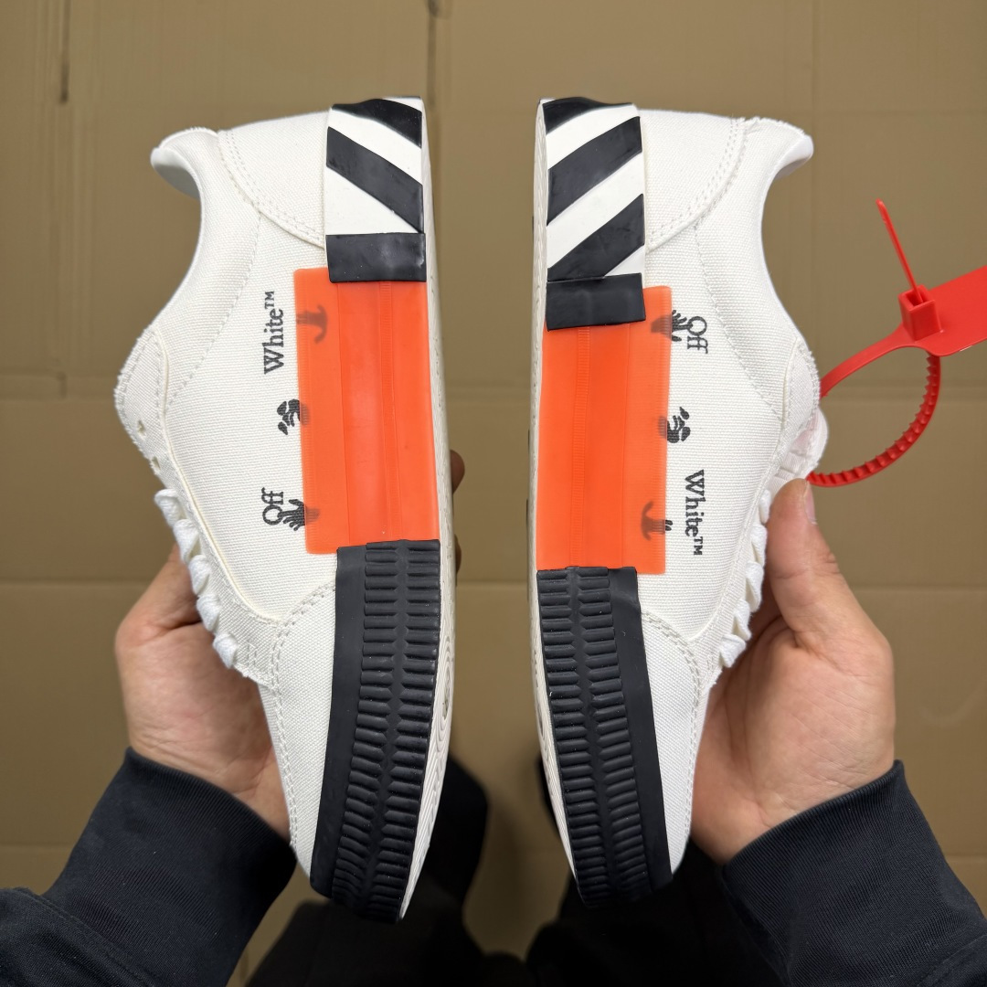 OW低帮板鞋 帆布鞋系列OFF-WHITE 经典标识减速带设计白紫尺码：36 37 38 39 40 4