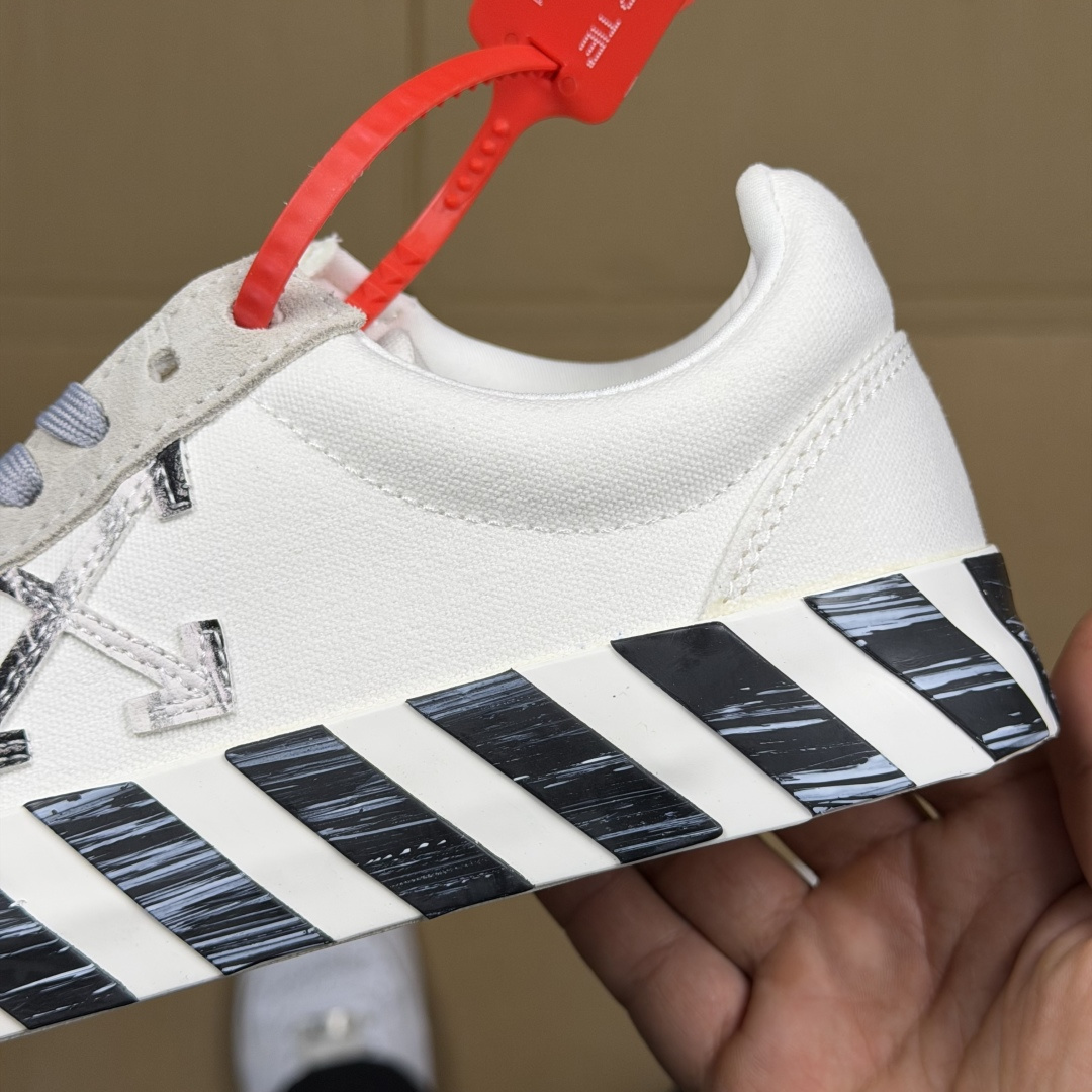 OW低帮板鞋 帆布鞋系列OFF-WHITE 经典标识减速带设计白色3尺码：36 37 38 39 40 