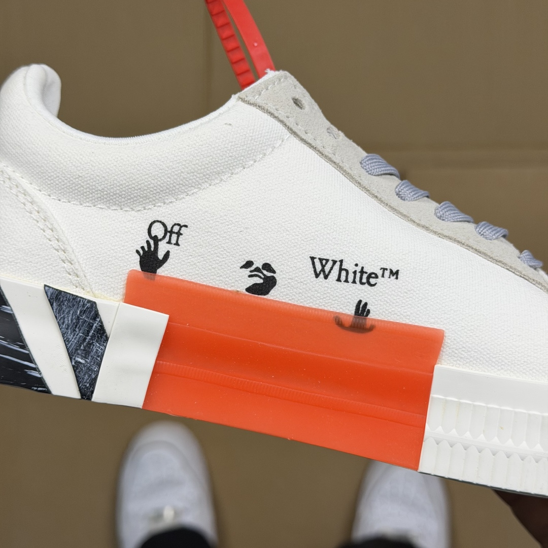 OW低帮板鞋 帆布鞋系列OFF-WHITE 经典标识减速带设计白色3尺码：36 37 38 39 40 