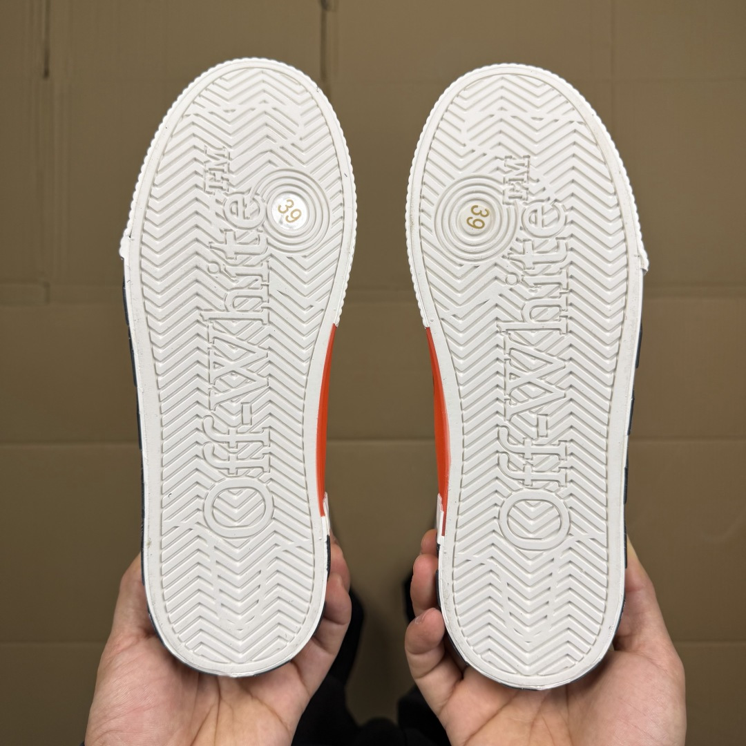 OW低帮板鞋 帆布鞋系列OFF-WHITE 经典标识减速带设计白色3尺码：36 37 38 39 40 