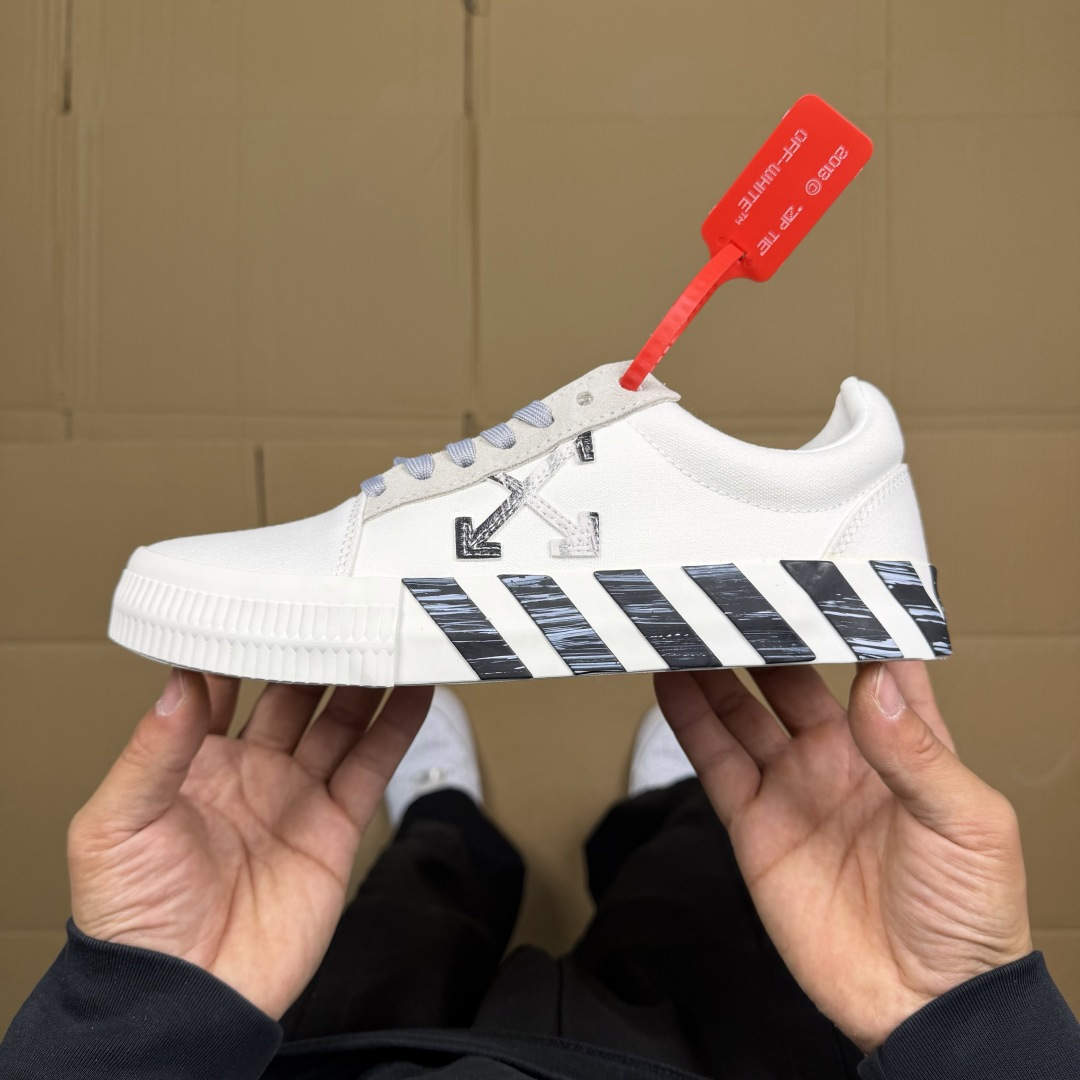 OW低帮板鞋 帆布鞋系列OFF-WHITE 经典标识减速带设计白色3尺码：36 37 38 39 40 