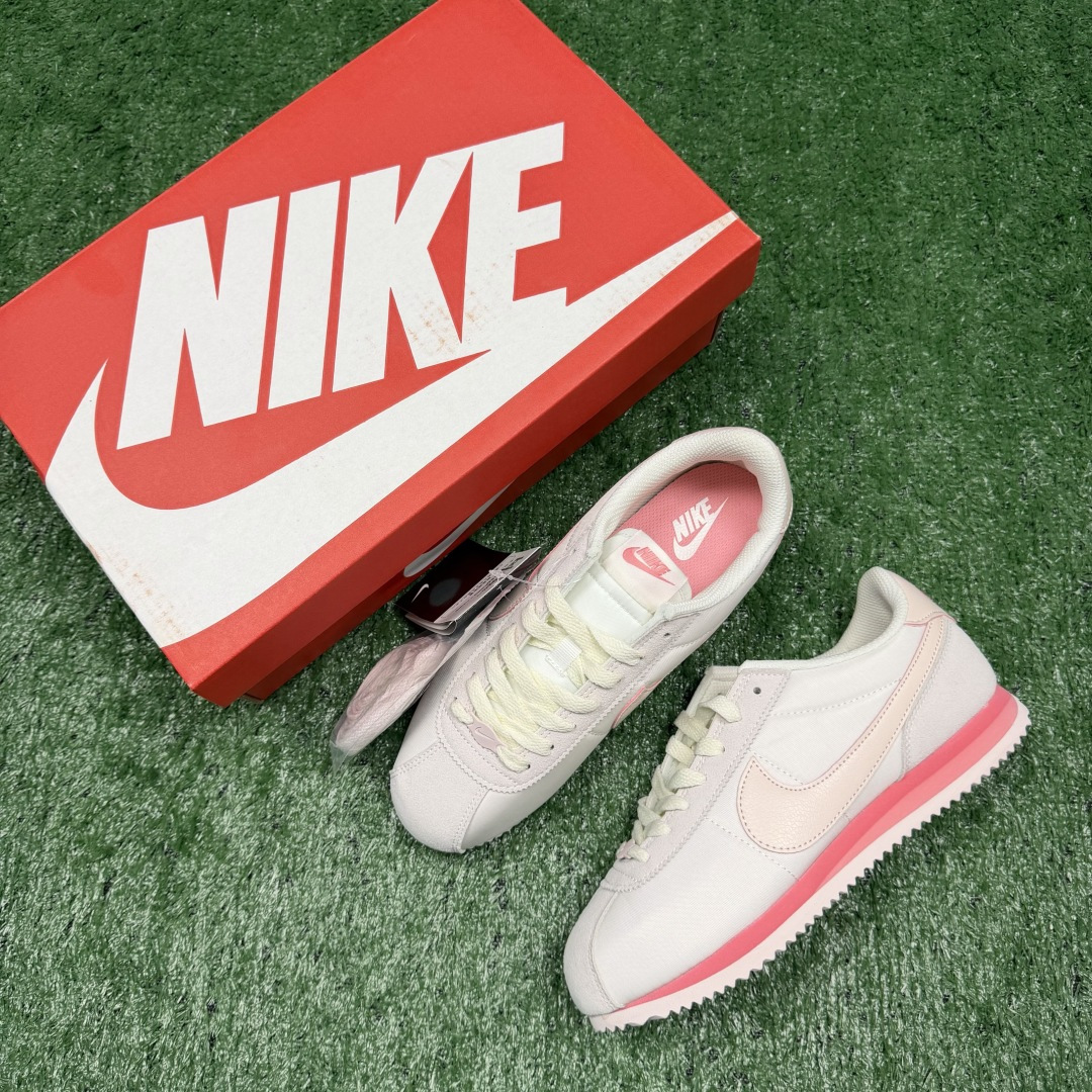 超级性价比阿甘！共27色Nike Cortez SE 布面白粉冲量产品价格一步到位！货号：HF6410-