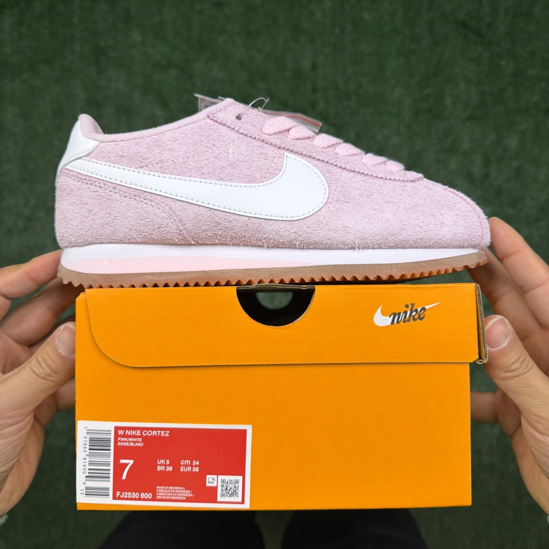 超级性价比阿甘！共27色Nike Cortez SE 翻毛皮长绒粉色冲量产品价格一步到位！货号：FJ25