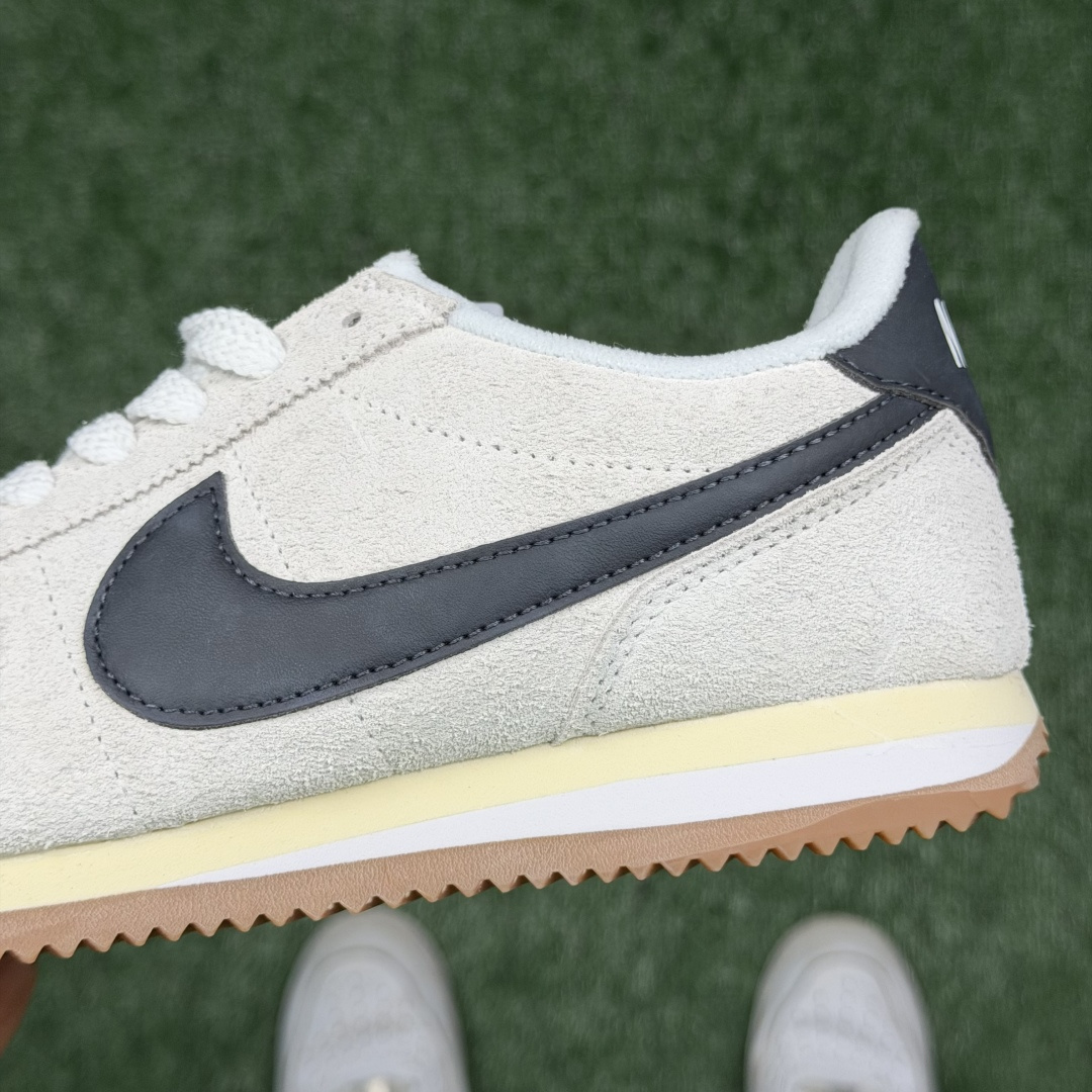 超级性价比阿甘！共27色Nike Cortez SE 翻毛皮长绒毛白灰冲量产品价格一步到位！货号：FJ2