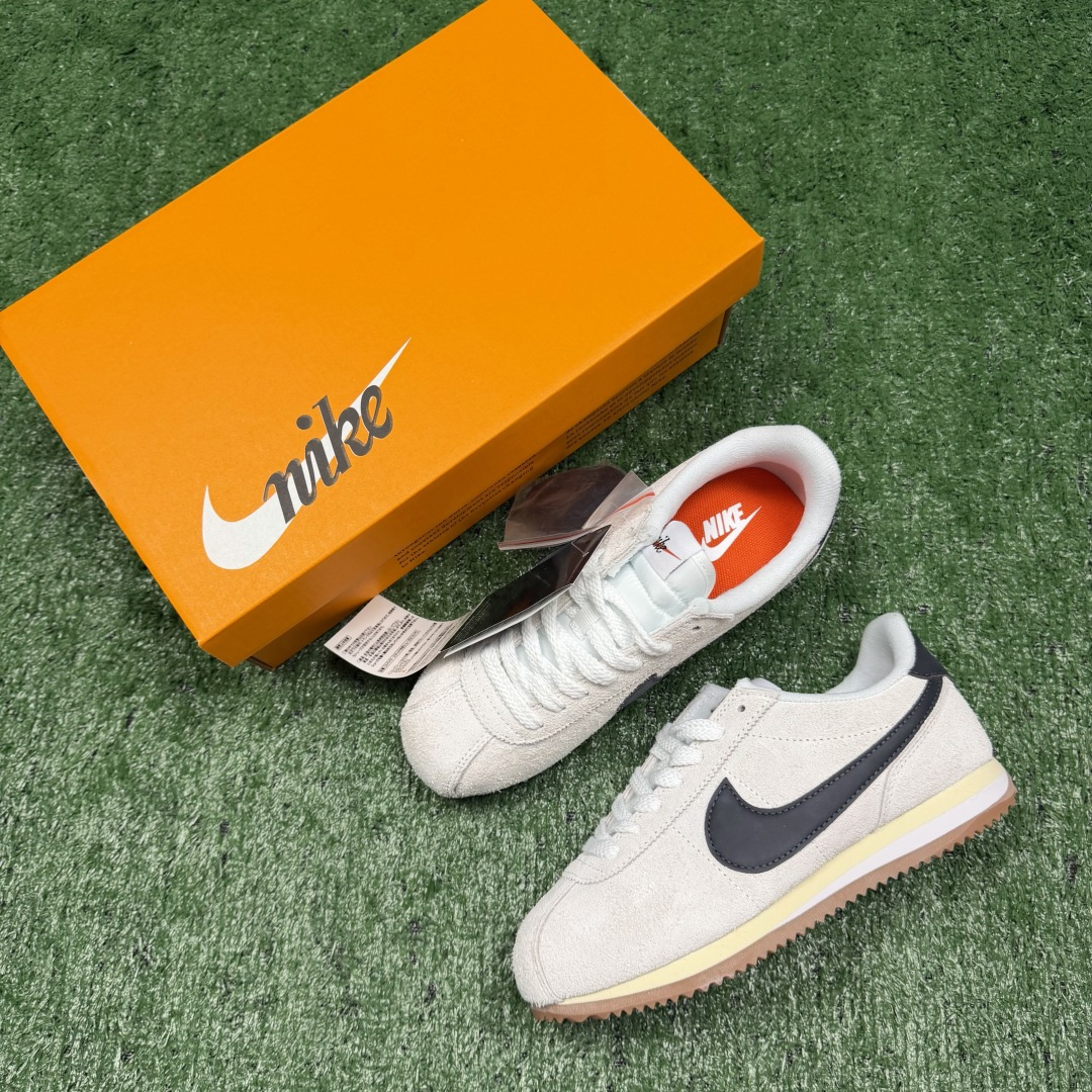 超级性价比阿甘！共27色Nike Cortez SE 翻毛皮长绒毛白灰冲量产品价格一步到位！货号：FJ2