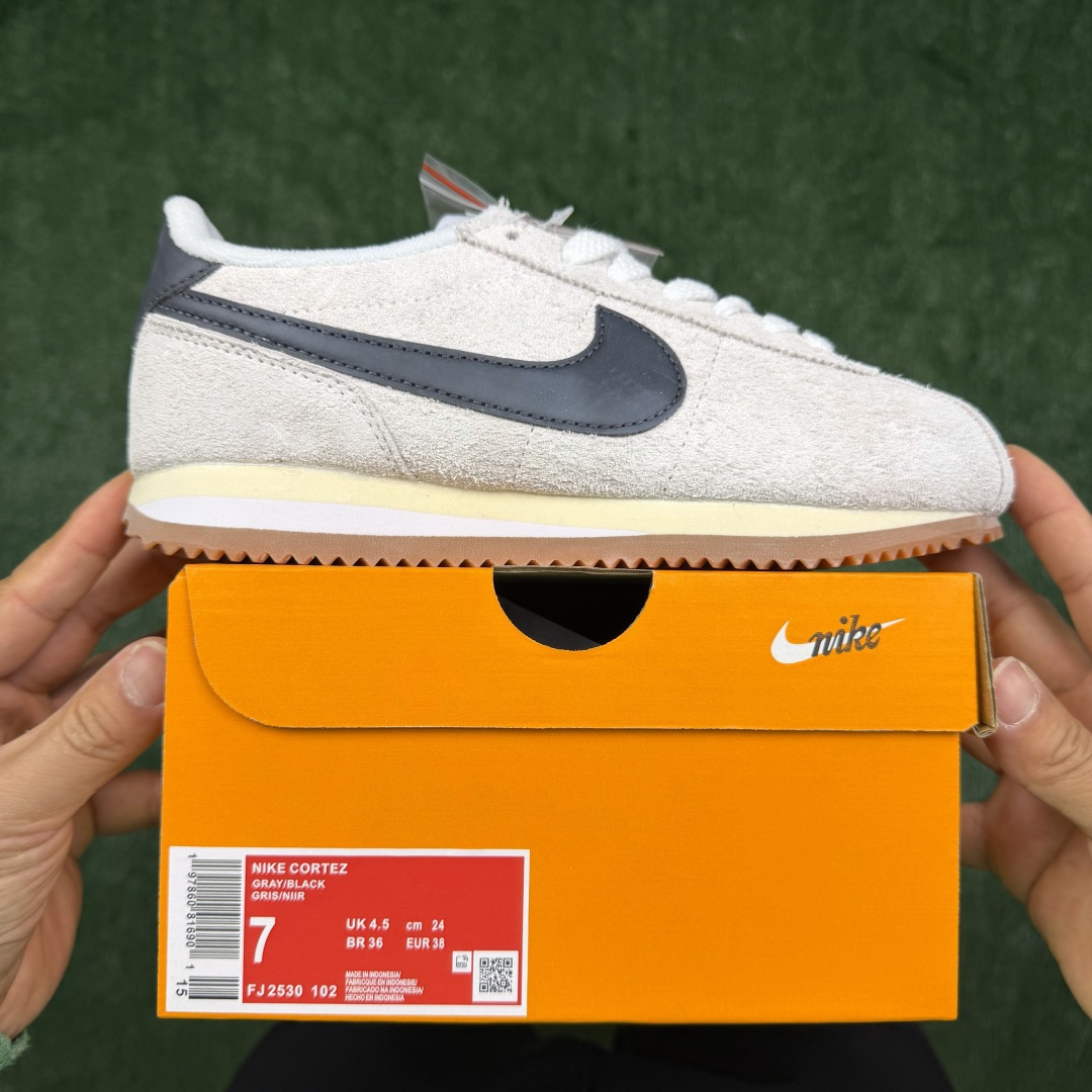 超级性价比阿甘！共27色Nike Cortez SE 翻毛皮长绒毛白灰冲量产品价格一步到位！货号：FJ2