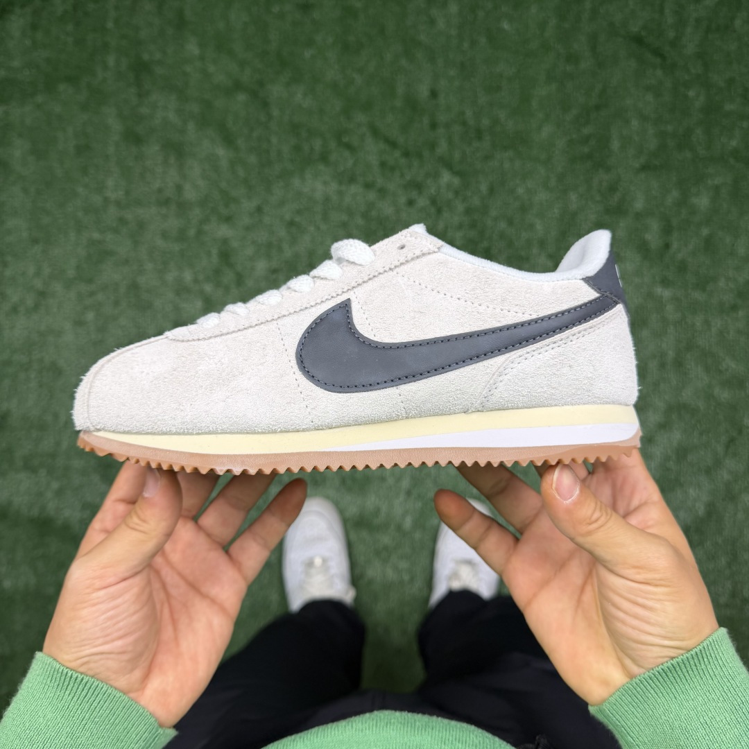 超级性价比阿甘！共27色Nike Cortez SE 翻毛皮长绒毛白灰冲量产品价格一步到位！货号：FJ2