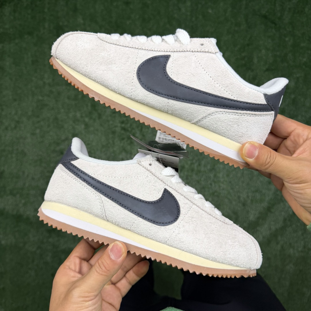 超级性价比阿甘！共27色Nike Cortez SE 翻毛皮长绒毛白灰冲量产品价格一步到位！货号：FJ2