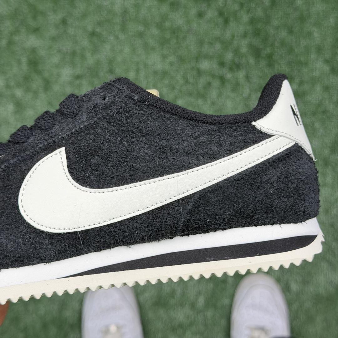 超级性价比阿甘！共27色Nike Cortez SE 翻毛皮长绒毛黑白冲量产品价格一步到位！货号：FJ2