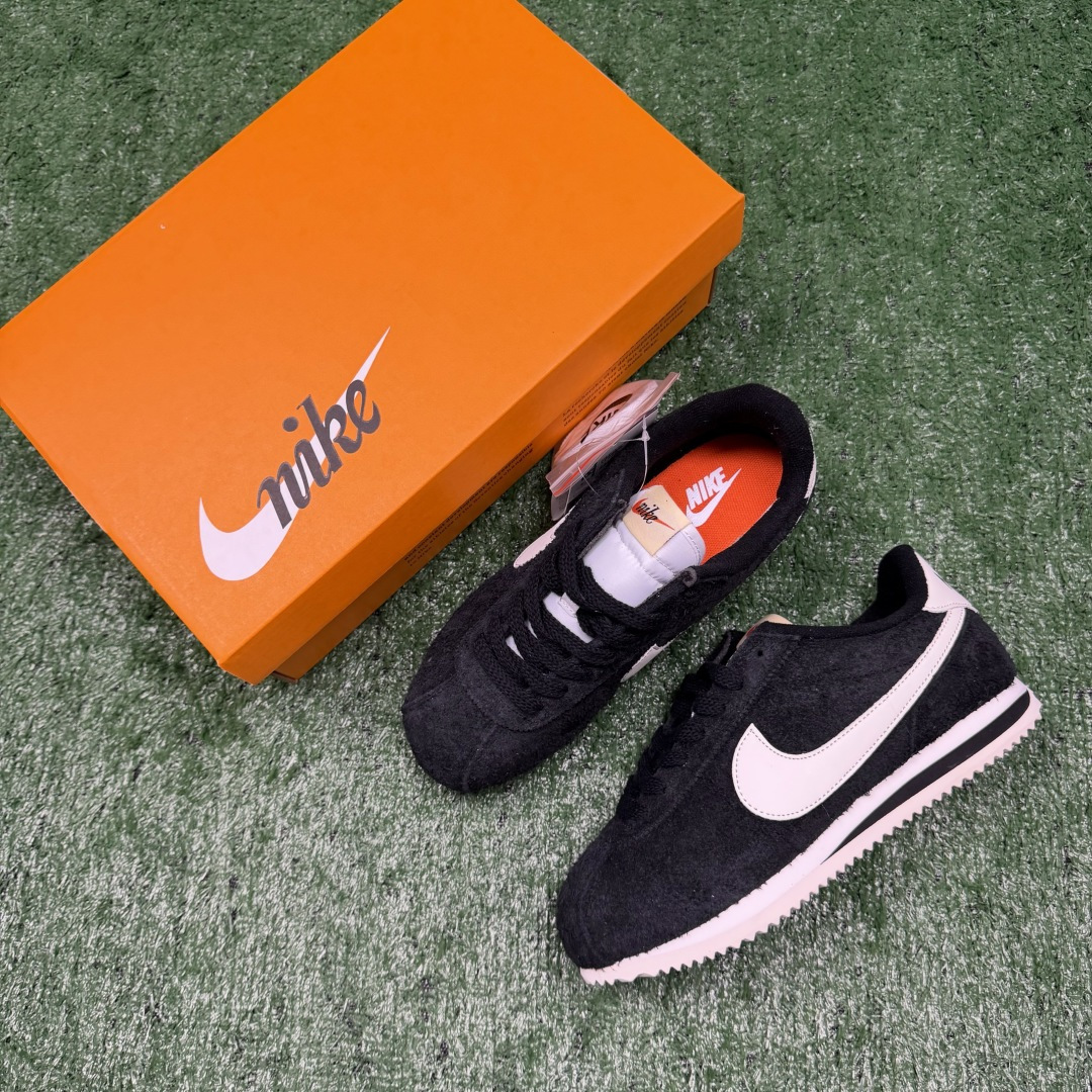 超级性价比阿甘！共27色Nike Cortez SE 翻毛皮长绒毛黑白冲量产品价格一步到位！货号：FJ2