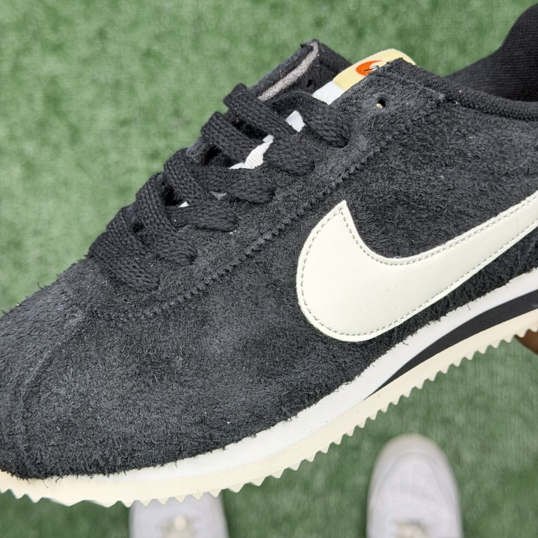 超级性价比阿甘！共27色Nike Cortez SE 翻毛皮长绒毛黑白冲量产品价格一步到位！货号：FJ2