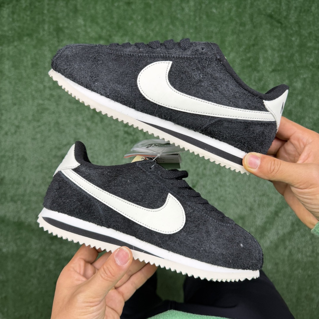 超级性价比阿甘！共27色Nike Cortez SE 翻毛皮长绒毛黑白冲量产品价格一步到位！货号：FJ2