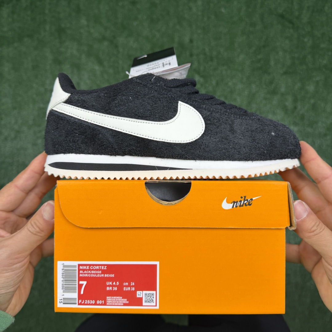 超级性价比阿甘！共27色Nike Cortez SE 翻毛皮长绒毛黑白冲量产品价格一步到位！货号：FJ2