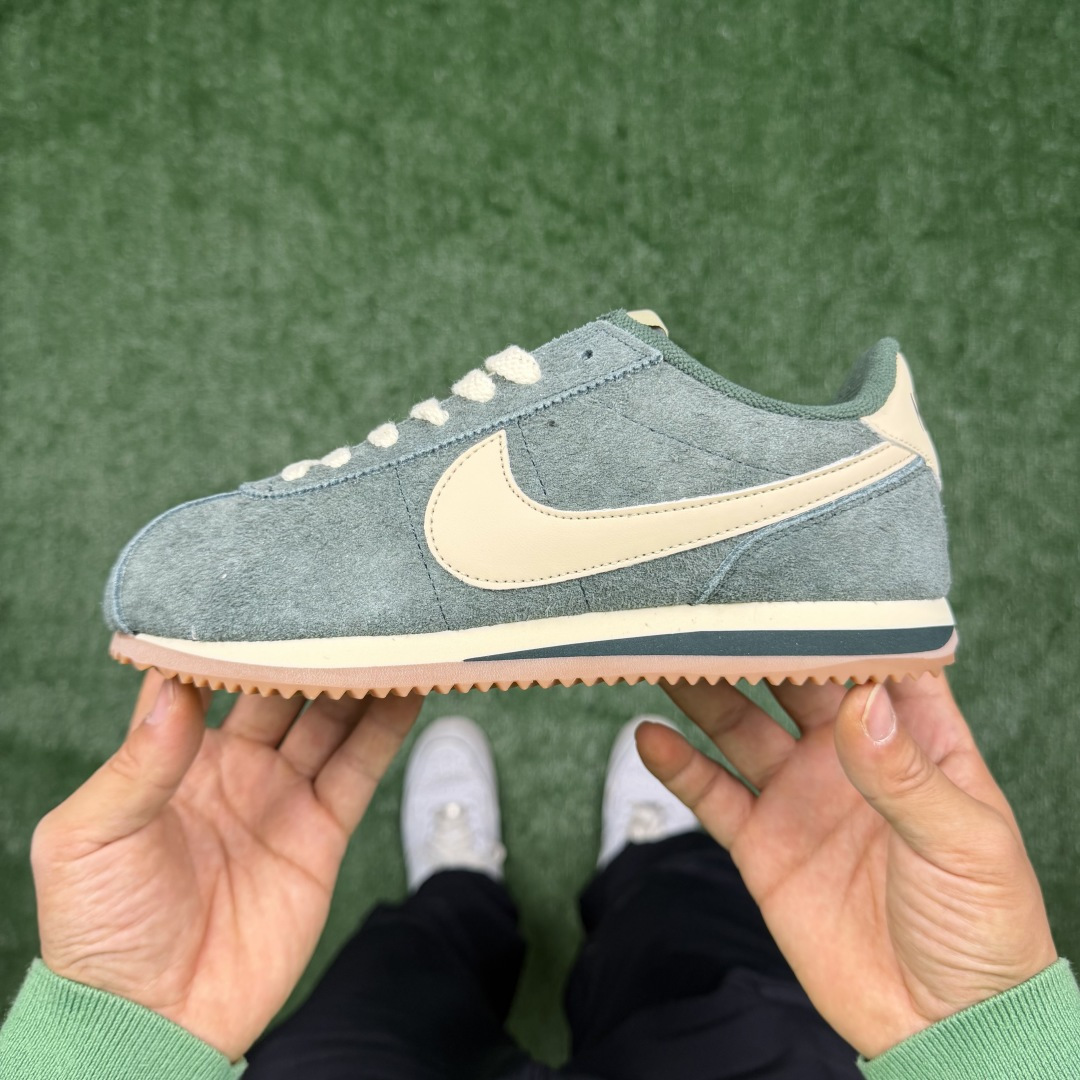 超级性价比阿甘！共27色Nike Cortez SE 翻毛皮长绒毛绿色冲量产品价格一步到位！货号：FJ2