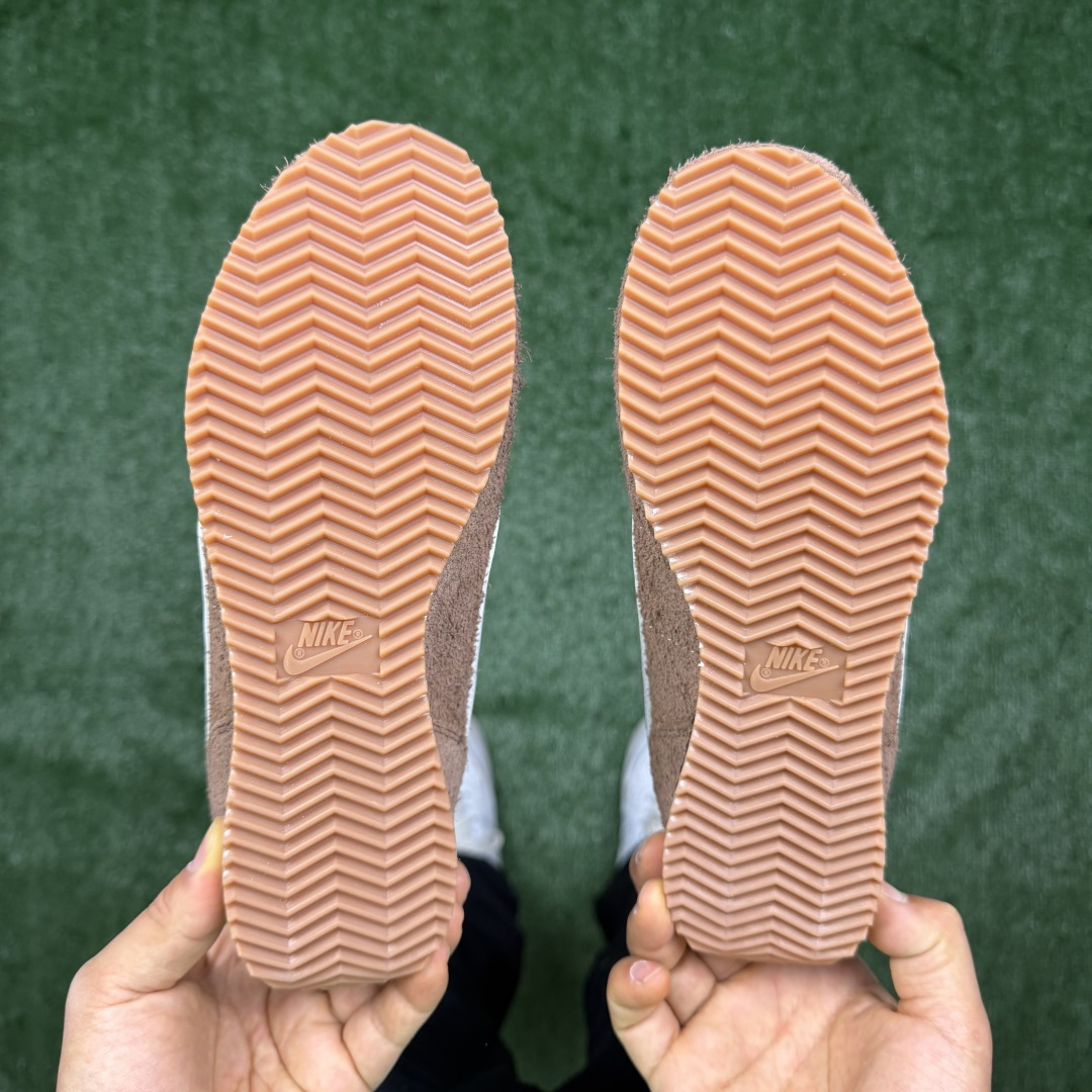 超级性价比阿甘！共27色Nike Cortez SE 翻毛皮长绒毛棕色冲量产品价格一步到位！货号：FJ2