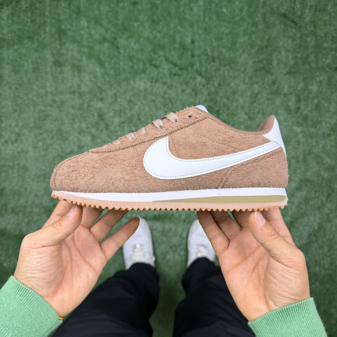 超级性价比阿甘！共27色Nike Cortez SE 翻毛皮长绒毛棕色冲量产品价格一步到位！货号：FJ2