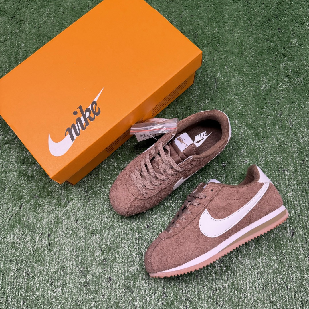 超级性价比阿甘！共27色Nike Cortez SE 翻毛皮长绒毛棕色冲量产品价格一步到位！货号：FJ2