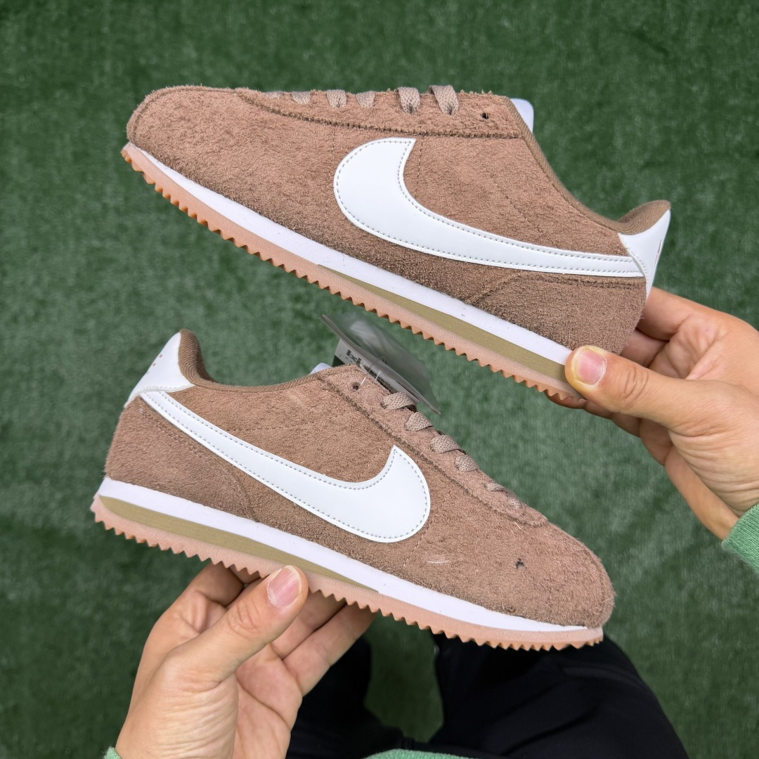 超级性价比阿甘！共27色Nike Cortez SE 翻毛皮长绒毛棕色冲量产品价格一步到位！货号：FJ2