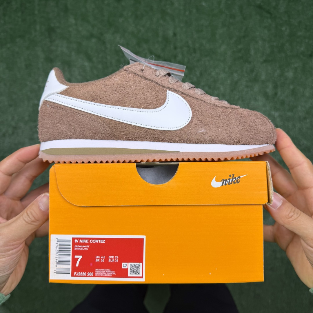 超级性价比阿甘！共27色Nike Cortez SE 翻毛皮长绒毛棕色冲量产品价格一步到位！货号：FJ2