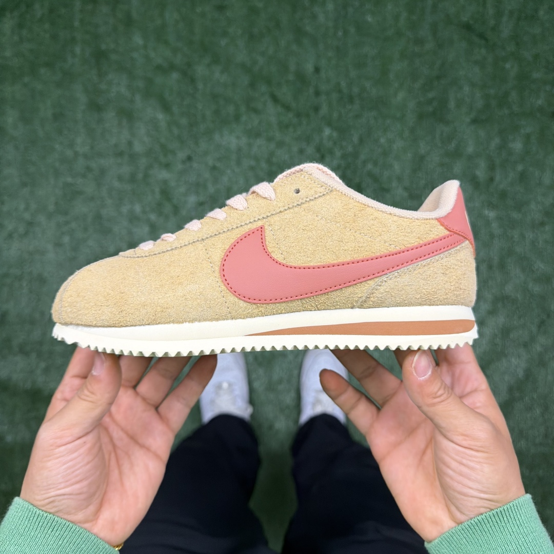 超级性价比阿甘！共27色Nike Cortez SE 翻毛皮长绒毛棕粉冲量产品价格一步到位！货号：FJ2