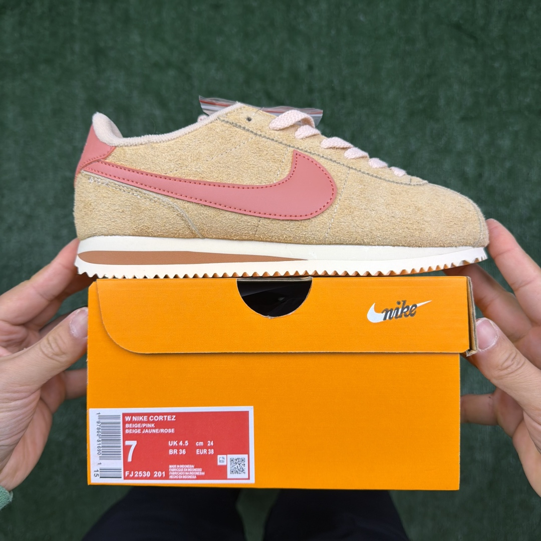 超级性价比阿甘！共27色Nike Cortez SE 翻毛皮长绒毛棕粉冲量产品价格一步到位！货号：FJ2