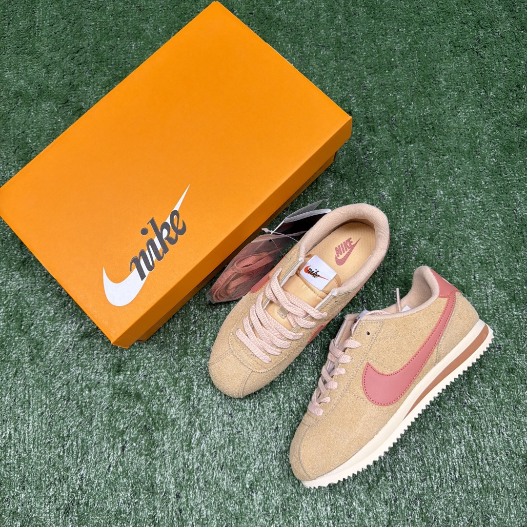 超级性价比阿甘！共27色Nike Cortez SE 翻毛皮长绒毛棕粉冲量产品价格一步到位！货号：FJ2