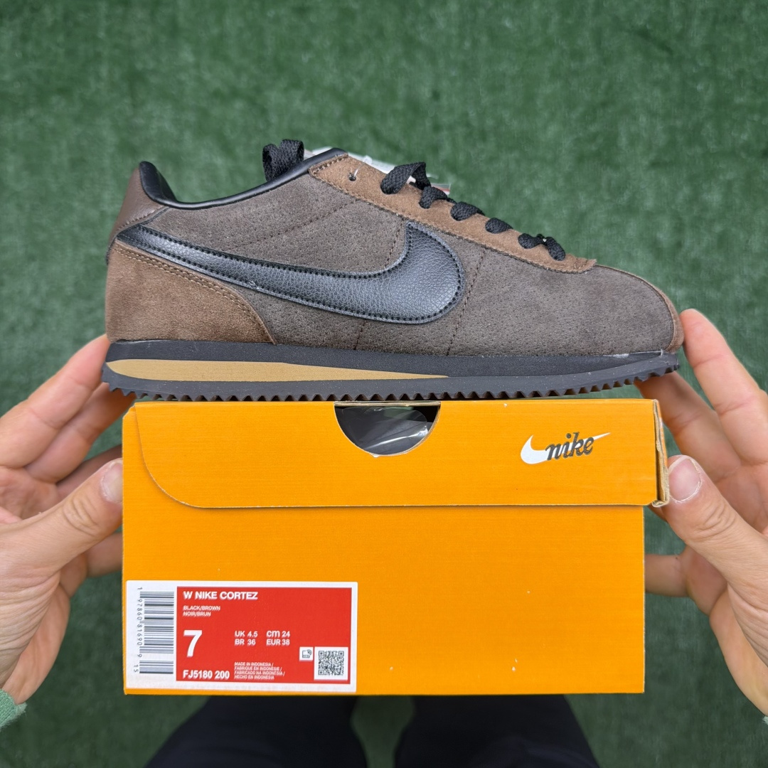 超级性价比阿甘！共27色Nike Cortez SE 翻毛皮长绒毛棕黑冲量产品价格一步到位！货号：FJ5
