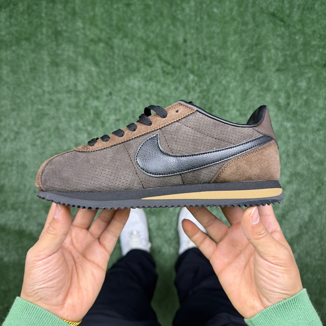 超级性价比阿甘！共27色Nike Cortez SE 翻毛皮长绒毛棕黑冲量产品价格一步到位！货号：FJ5