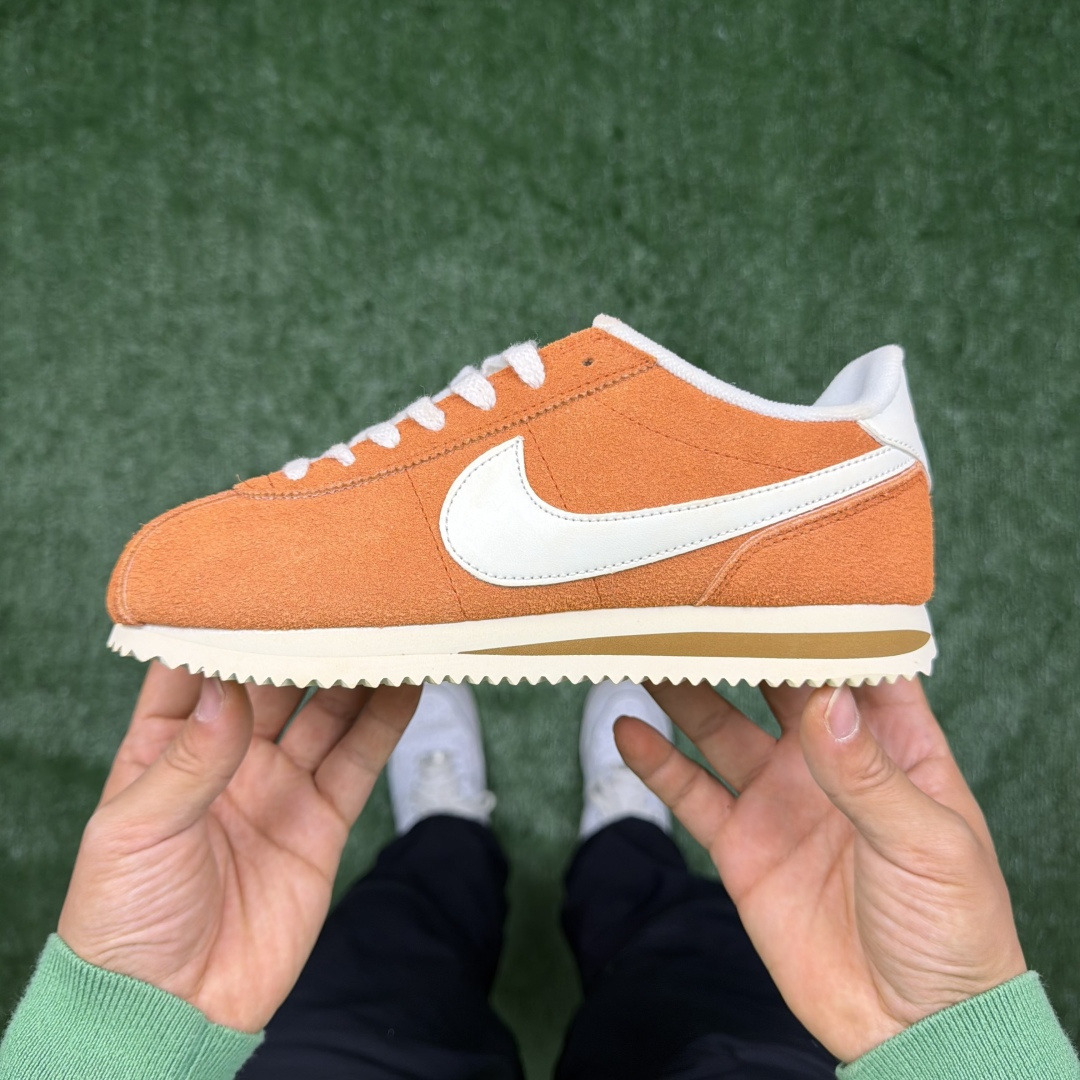 超级性价比阿甘！共27色Nike Cortez SE 翻毛皮长绒毛橙色冲量产品价格一步到位！货号：HF3