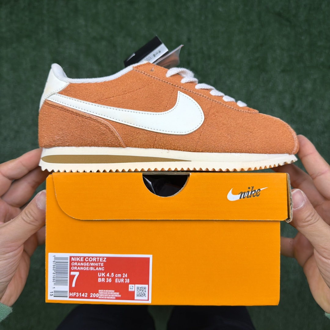 超级性价比阿甘！共27色Nike Cortez SE 翻毛皮长绒毛橙色冲量产品价格一步到位！货号：HF3