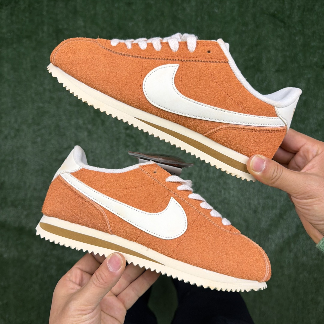 超级性价比阿甘！共27色Nike Cortez SE 翻毛皮长绒毛橙色冲量产品价格一步到位！货号：HF3