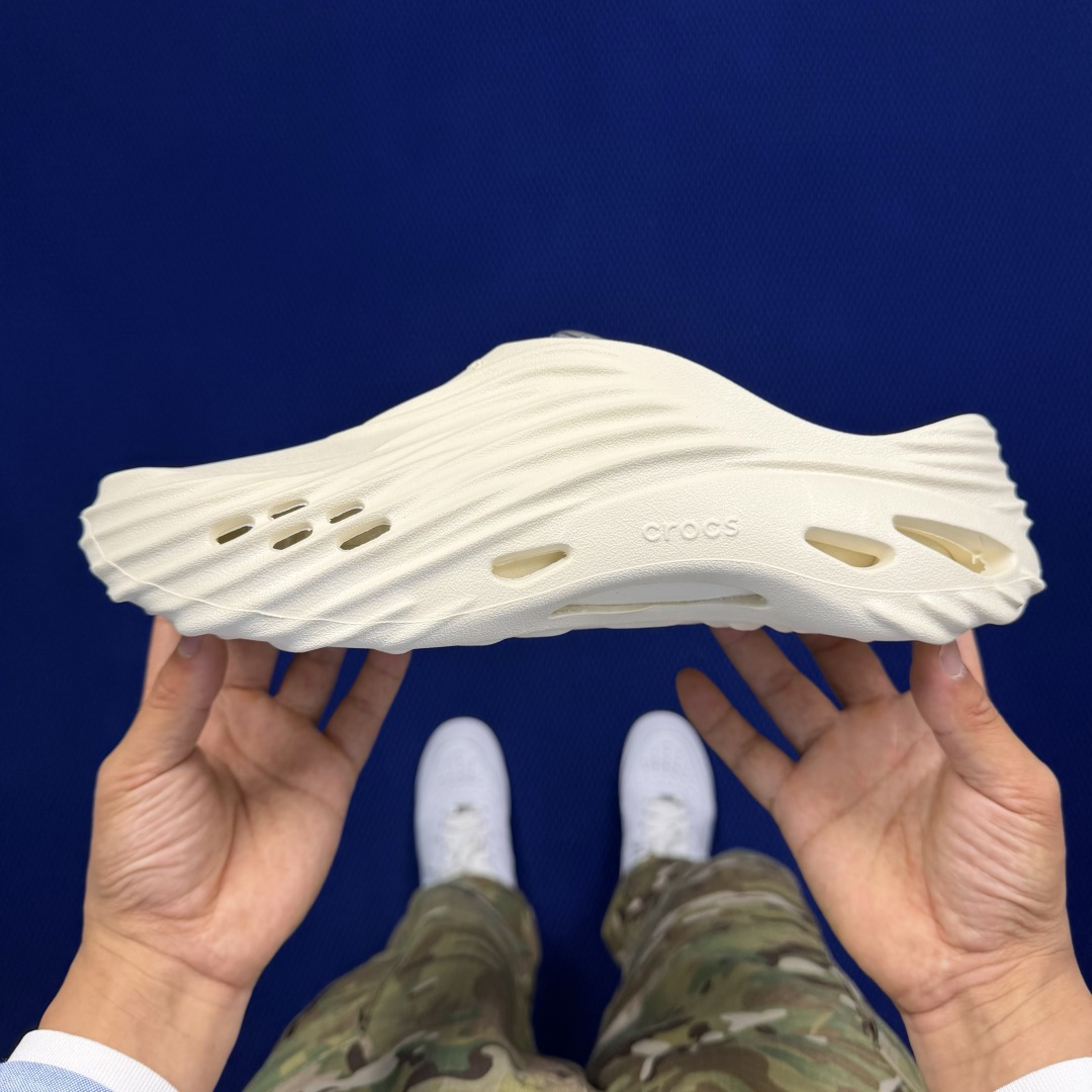 Crocs卡骆驰 洞洞鞋 旋风波波第12色原厂数据复模，双层注塑旋风波波-骨白 尺码：M7-M11 / 