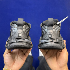 Balenciaga巴黎世家 Triple S .2 Gradient该有的材料配置、做工工艺和配套配件 Balenciaga巴黎世家 Triple S .2 Gradient该有的材料配置、做工工艺和配套配件