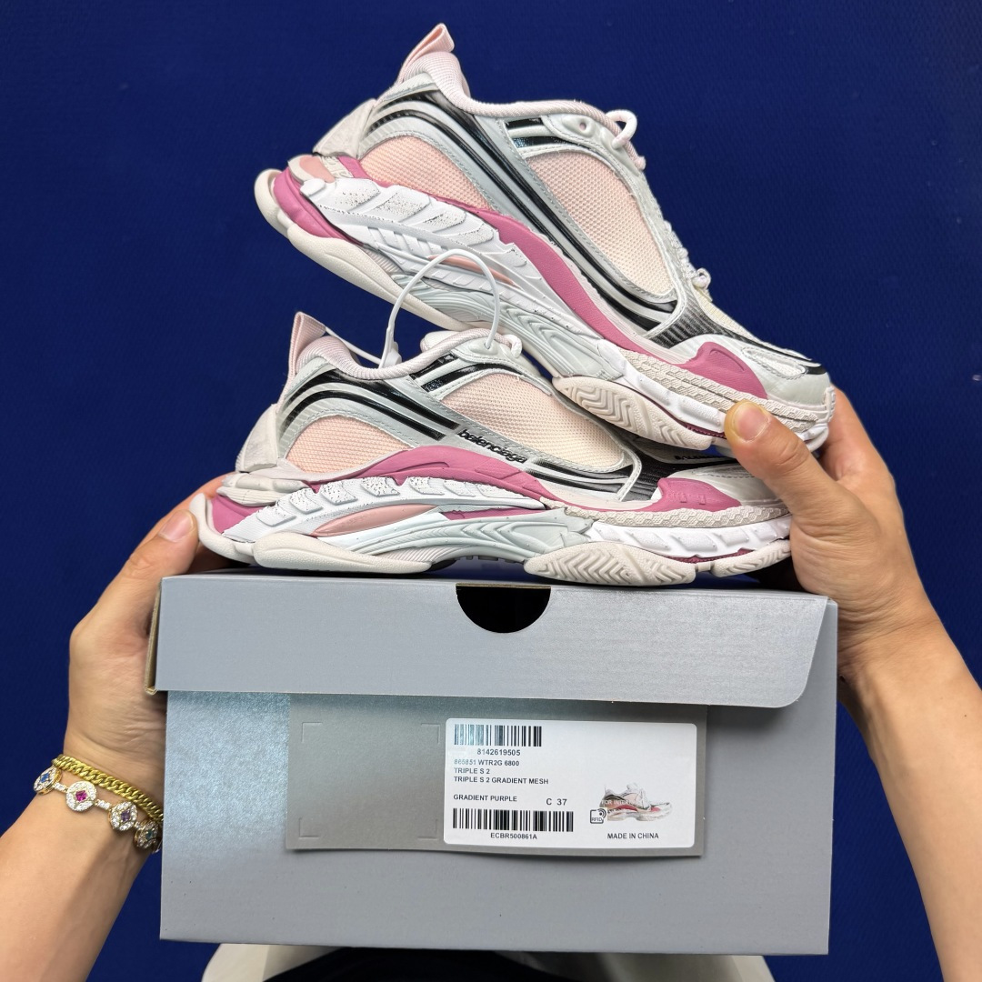 Balenciaga巴黎世家 Triple S .2 Gradient 该有的材料配置、做工工艺和配套配