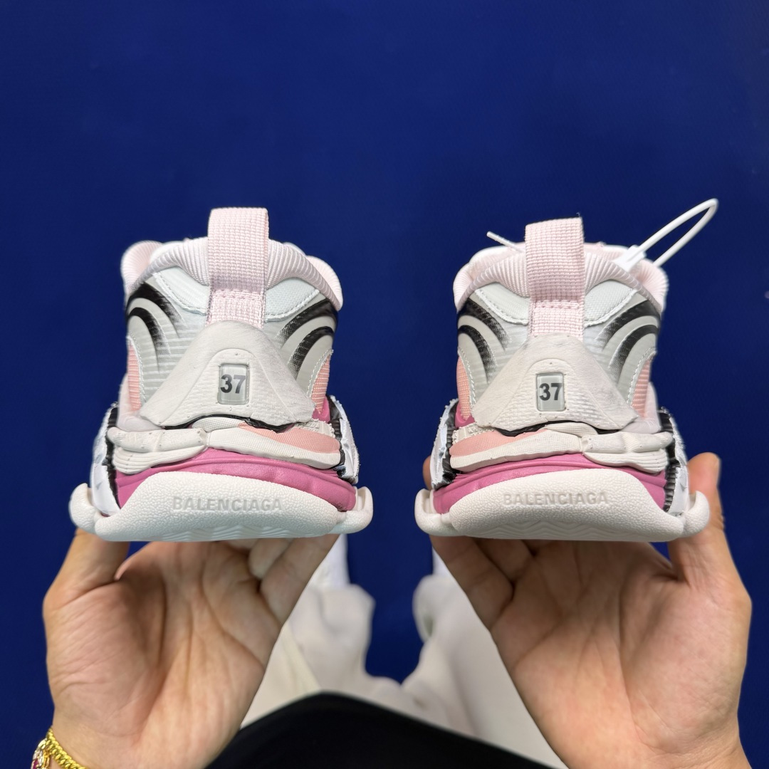 Balenciaga巴黎世家 Triple S .2 Gradient 该有的材料配置、做工工艺和配套配