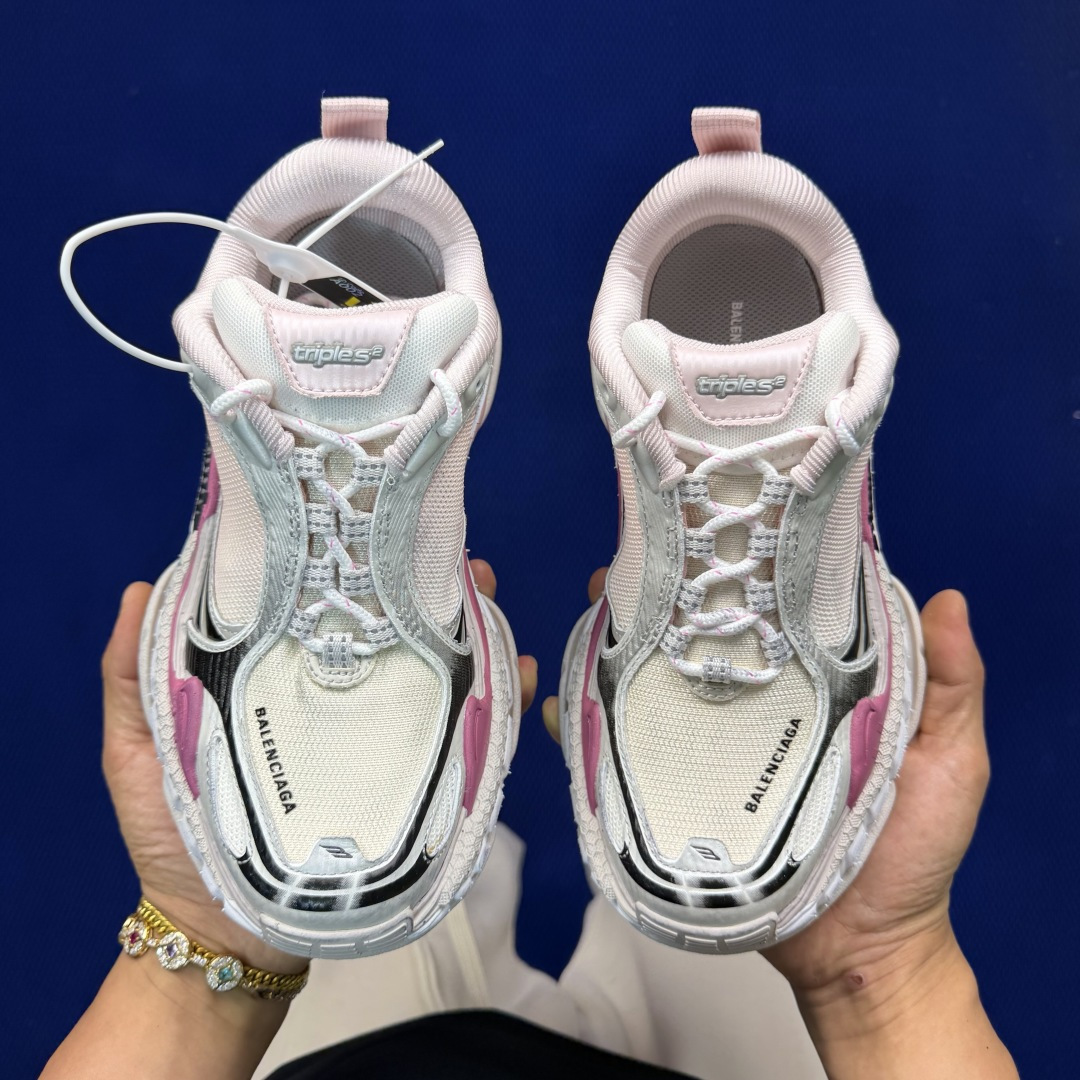 Balenciaga巴黎世家 Triple S .2 Gradient 该有的材料配置、做工工艺和配套配