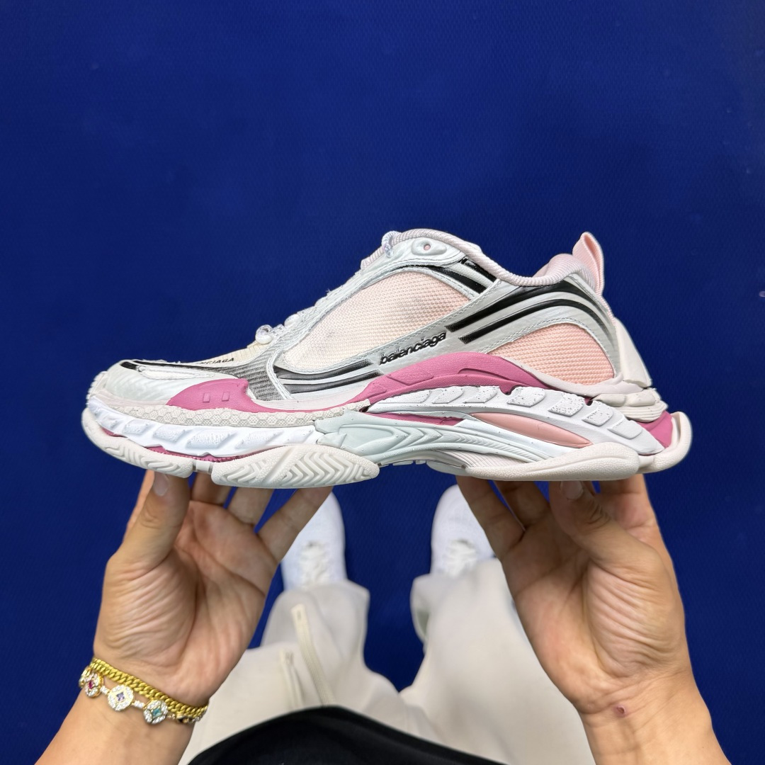 Balenciaga巴黎世家 Triple S .2 Gradient 该有的材料配置、做工工艺和配套配