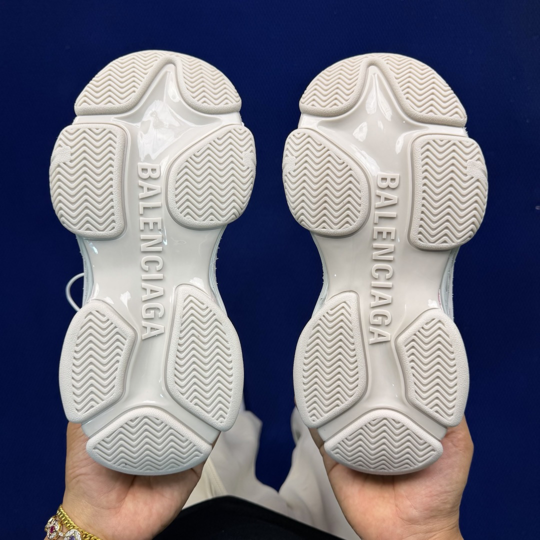 Balenciaga巴黎世家 Triple S .2 Gradient 该有的材料配置、做工工艺和配套配