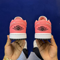 主推价格优势私DF版 顶级性价比低帮!第185色:白粉Air Jordan AJ1 Low 低帮系列鞋型 主推价格优势私DF版 顶级性价比低帮!第185色:白粉Air Jordan AJ1 Low 低帮系列鞋型