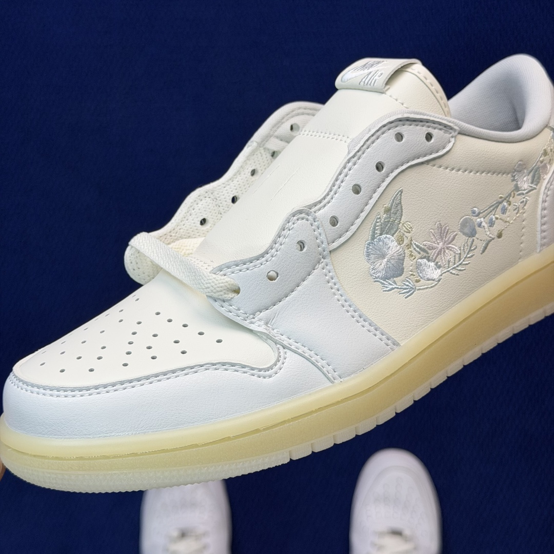 性价比头层aj1！低帮第44色：白色刺绣花卉Nike Air Jordan 1 low 低帮货号：IF4