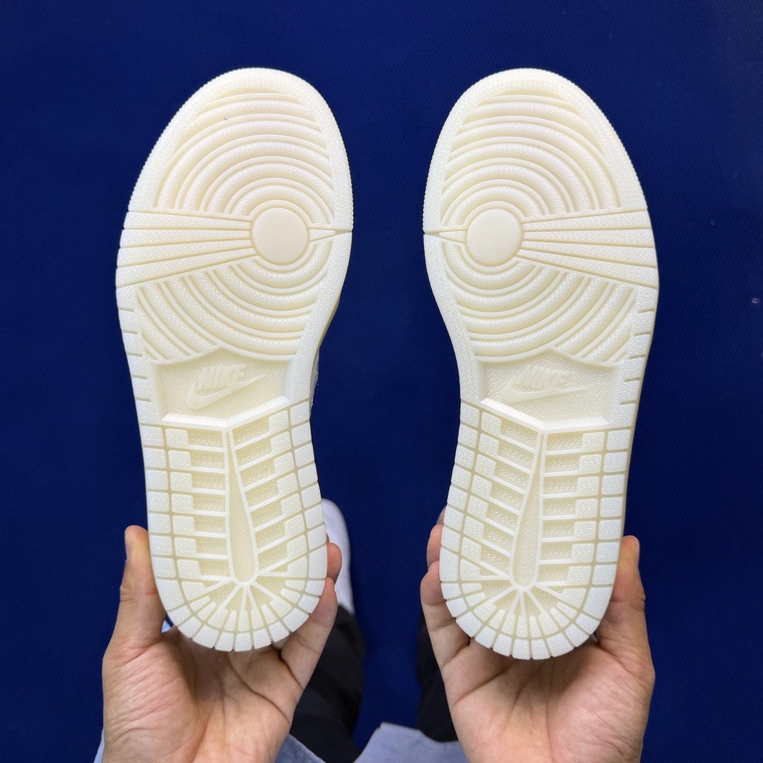 性价比头层aj1！低帮第44色：白色刺绣花卉Nike Air Jordan 1 low 低帮货号：IF4