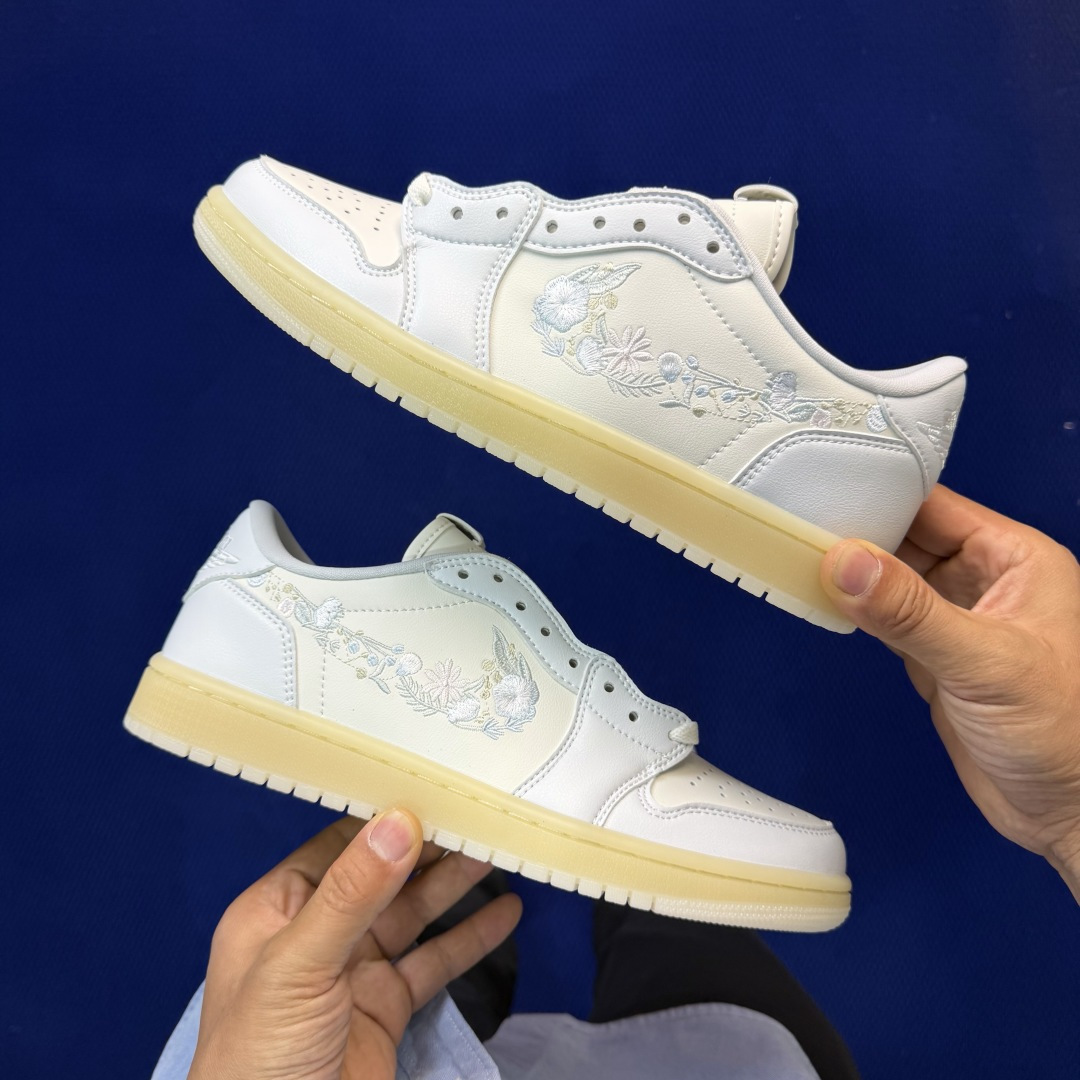 性价比头层aj1！低帮第44色：白色刺绣花卉Nike Air Jordan 1 low 低帮货号：IF4