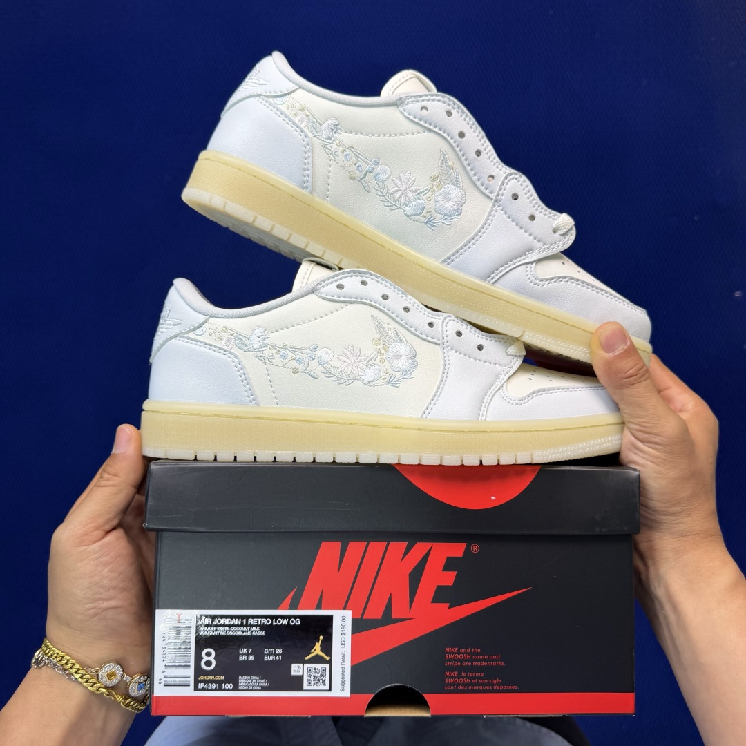 性价比头层aj1！低帮第44色：白色刺绣花卉Nike Air Jordan 1 low 低帮货号：IF4