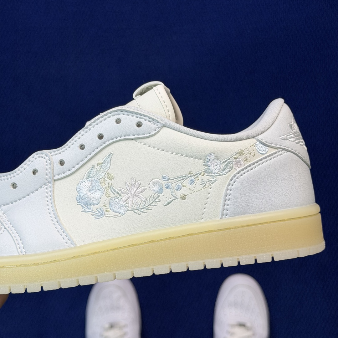 性价比头层aj1！低帮第44色：白色刺绣花卉Nike Air Jordan 1 low 低帮货号：IF4