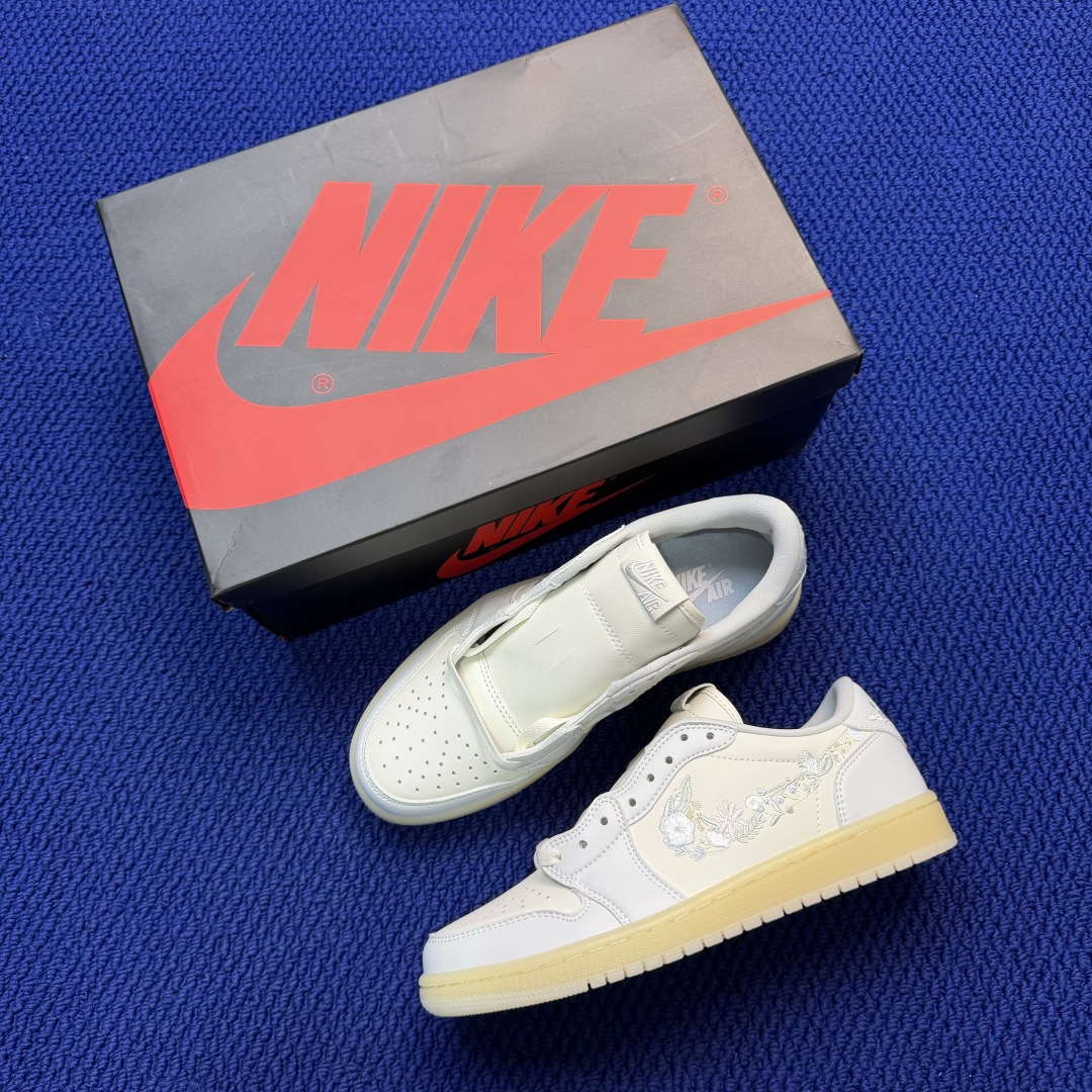 性价比头层aj1！低帮第44色：白色刺绣花卉Nike Air Jordan 1 low 低帮货号：IF4
