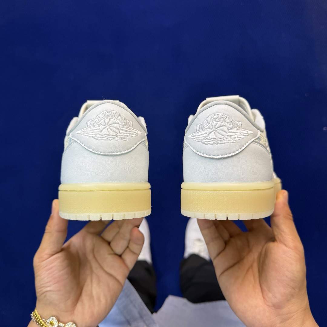 性价比头层aj1！低帮第44色：白色刺绣花卉Nike Air Jordan 1 low 低帮货号：IF4