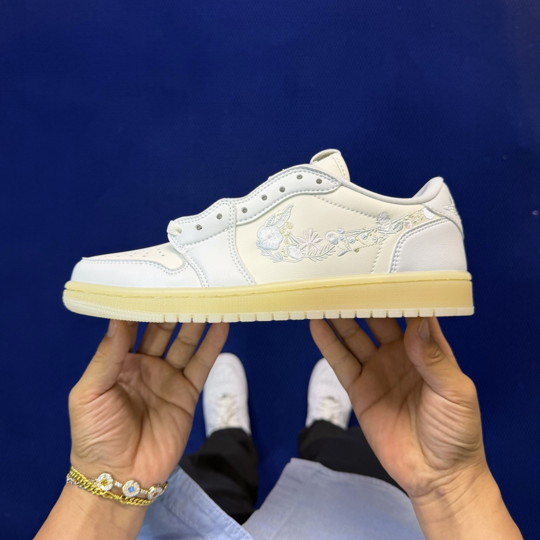 性价比头层aj1！低帮第44色：白色刺绣花卉Nike Air Jordan 1 low 低帮货号：IF4