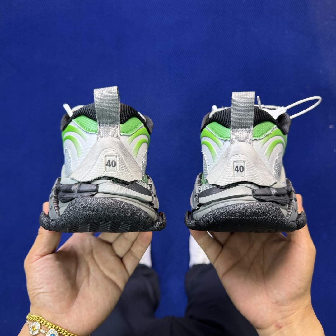 Balenciaga巴黎世家 Triple S .2 Gradient该有的材料配置、做工工艺和配套配件