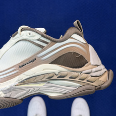 Balenciaga巴黎世家 Triple S .2 Gradient该有的材料配置、做工工艺和配套配件 Balenciaga巴黎世家 Triple S .2 Gradient该有的材料配置、做工工艺和配套配件